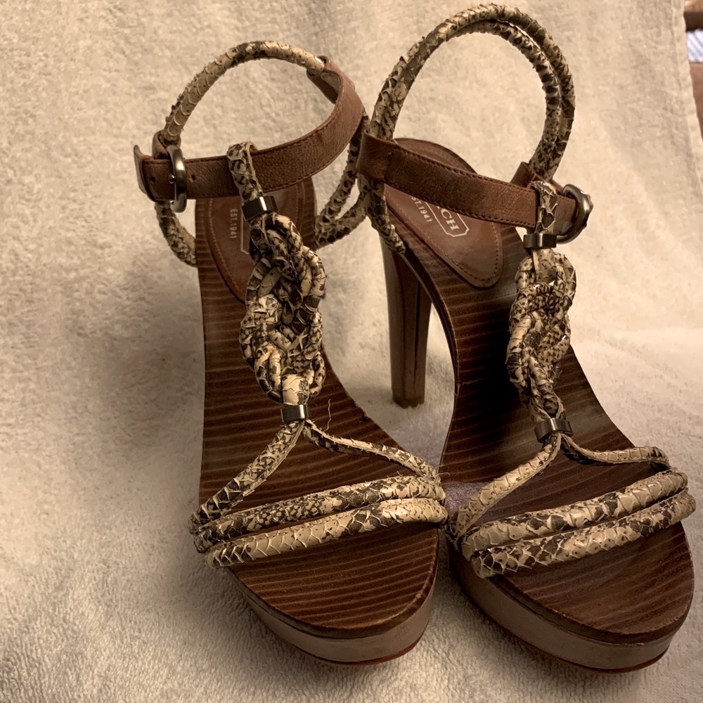 Cute Coach snakeskin strappy heels/sandals size 8